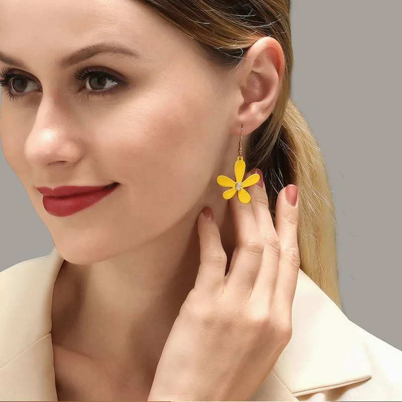 2020 Trend Simple Hollow Flower Earrings for Women Asymmetrical Five Petal Flowers Stud Earring Korean Fashion Gift Jewellery
2020 Trend Simple Hollow Flower Earrings for Women Asymmetrical Five Petal Flowers Stud Earring Korean Fashion Gift Jewellery