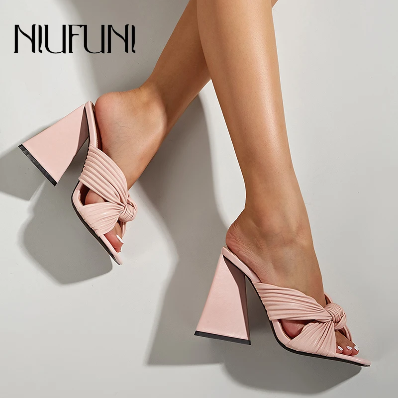 NIUFUNI Summer Pleated Triangle High Heels Square Toe Women's Slippers Simple Outdoor Slip-On Slides Bow Twist Peep Yoe Sandals
NIUFUNI Summer Pleated Triangle High Heels Square Toe Women's Slippers Simple Outdoor Slip-On Slides Bow Twist Peep Yoe Sandals