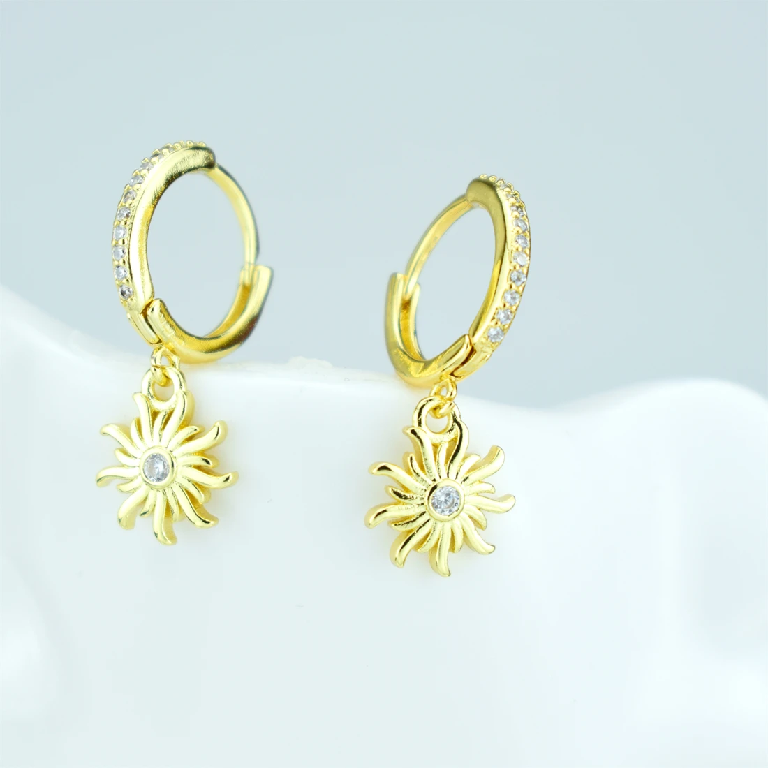 Sun Earrings New Fashion Creative Sun Flower Earrings Exotic Souvenirs Women's Jewelry Cubic Zirconia
Sun Earrings New Fashion Creative Sun Flower Earrings Exotic Souvenirs Women's Jewelry Cubic Zirconia