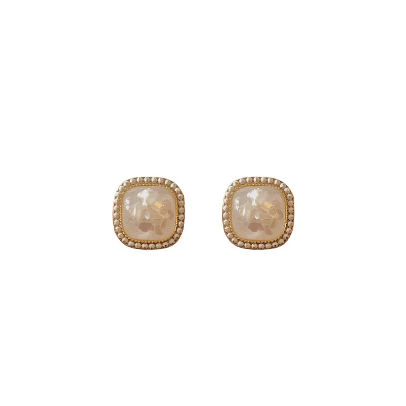 Version of Women's Luxury Retro Hong Kong Style Earrings, Shell Fragments, Fine Sparkling Square Gems
Version of Women's Luxury Retro Hong Kong Style Earrings, Shell Fragments, Fine Sparkling Square Gems