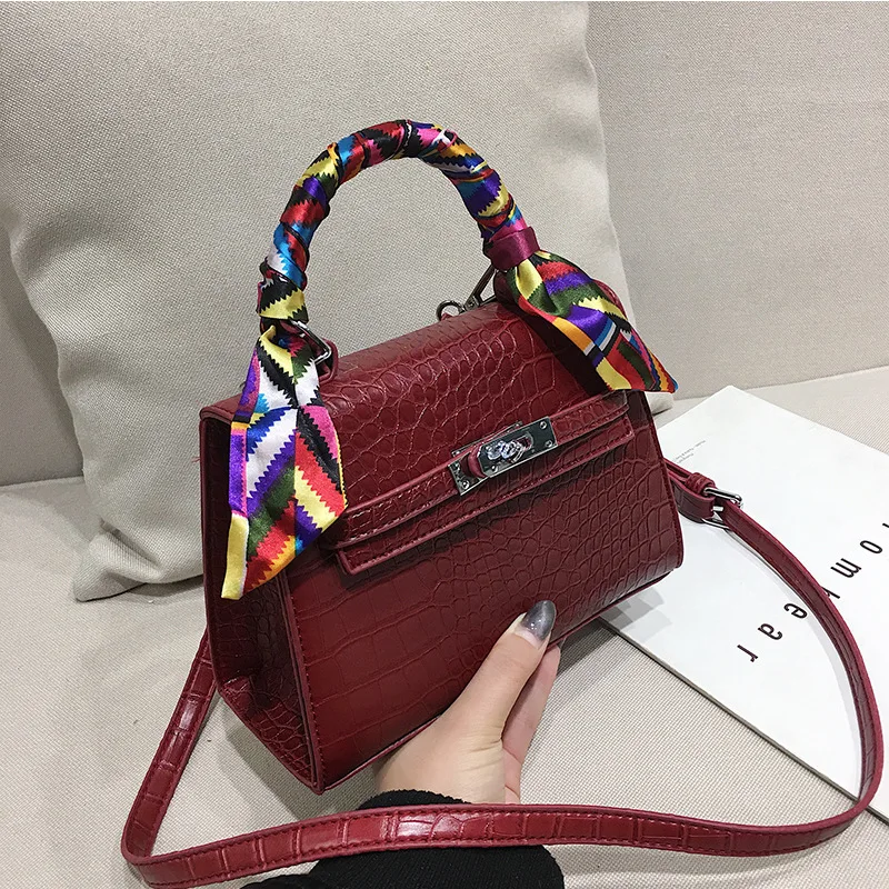 Women's bag with crocodile texture new fashion one shoulder crossbar portable fashion lock retro bag in fall / winter 2020
Women's bag with crocodile texture new fashion one shoulder crossbar portable fashion lock retro bag in fall / winter 2020
