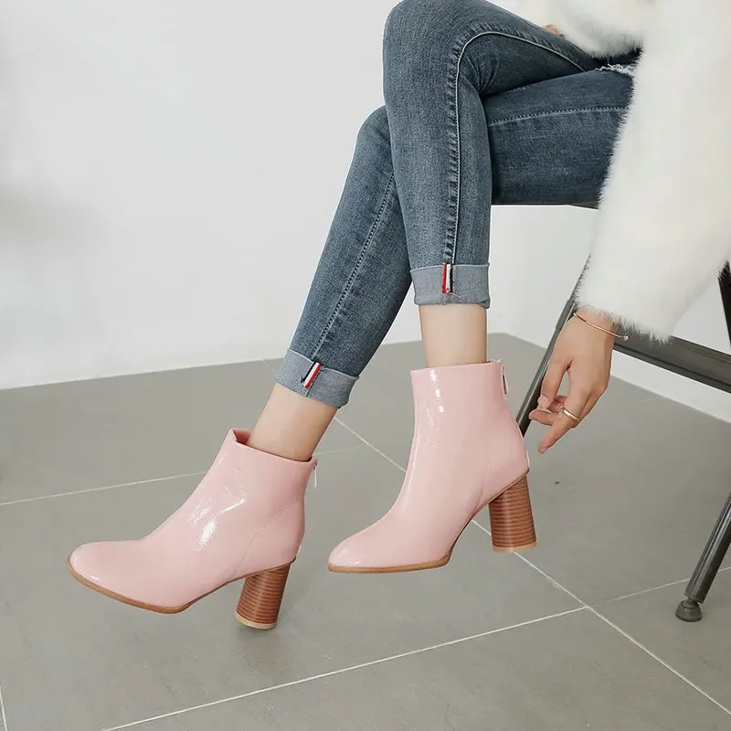 2021 Ladies Fashion Spring Autumn Short Boots PU Zipper Round Toe Thick Heel Women's Shoes Winter Patent Leather Ankle Boots 
2021 Ladies Fashion Spring Autumn Short Boots PU Zipper Round Toe Thick Heel Women's Shoes Winter Patent Leather Ankle Boots