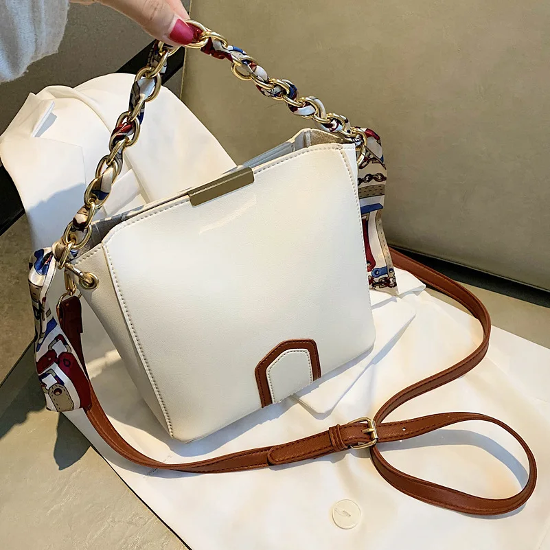 Luxury Large-capacity Female Bag 2021 New Trendy High-quality Texture Single Shoulder Messenger Bag Fashion Chain Bucket Bag
Luxury Large-capacity Female Bag 2021 New Trendy High-quality Texture Single Shoulder Messenger Bag Fashion Chain Bucket Bag
