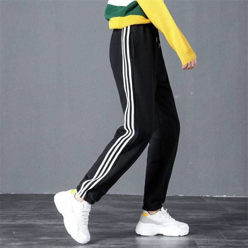Ladies European and American winter new imitation lamb flannelette pants versatile casual couple Harlan strap pants
Ladies European and American winter new imitation lamb flannelette pants versatile casual couple Harlan strap pants