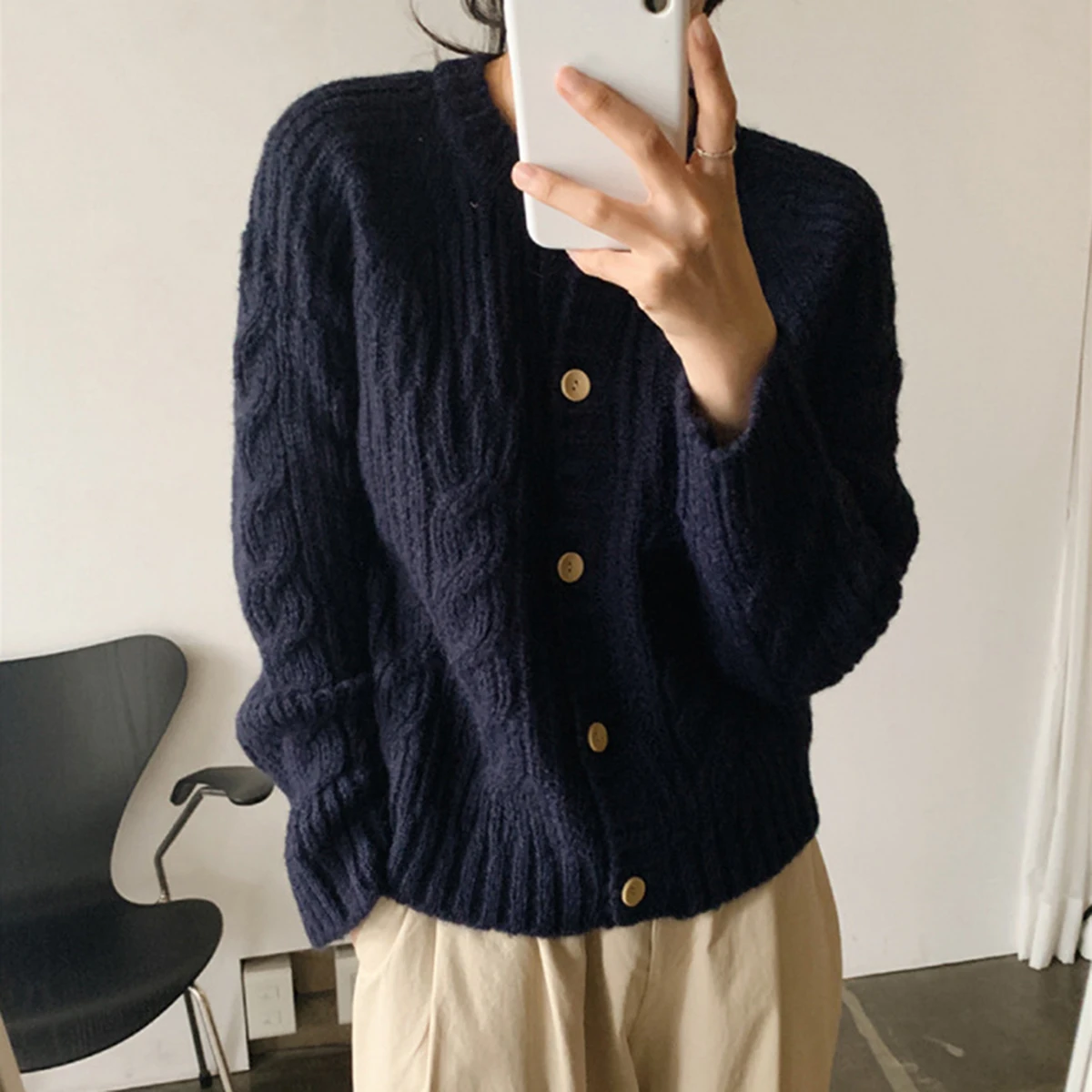 2021 Autumn Winter Women's Cardigans Pure Color Round Neck Single-breasted Long Sleeve Knitted Sweaters Simple Casual Warm Tops 
2021 Autumn Winter Women's Cardigans Pure Color Round Neck Single-breasted Long Sleeve Knitted Sweaters Simple Casual Warm Tops