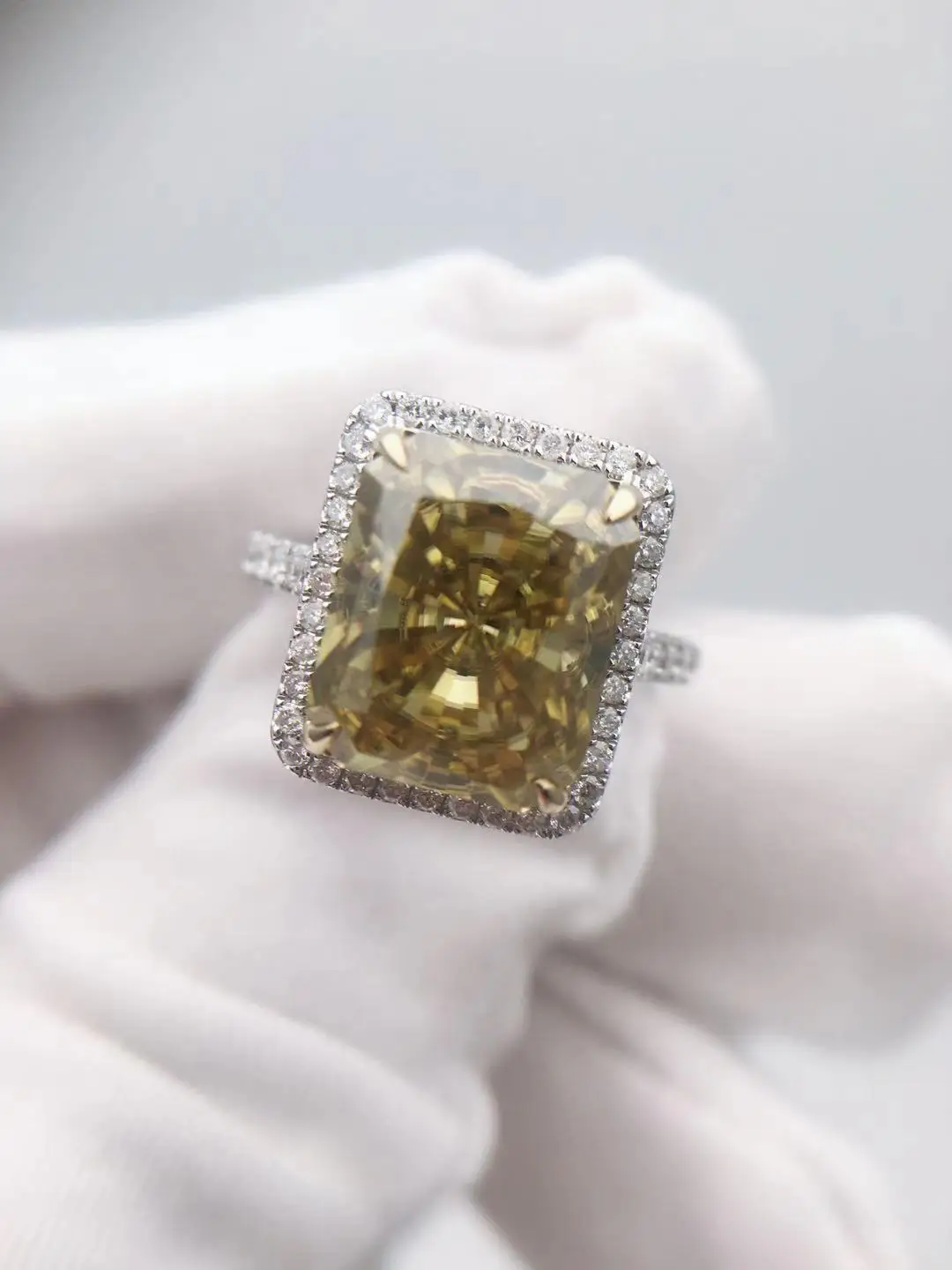 18K Gold 5 Carats Rectangle VVS D Color Yellow Moissanite Shaped Colored Stone Ladies Ring
18K Gold 5 Carats Rectangle VVS D Color Yellow Moissanite Shaped Colored Stone Ladies Ring