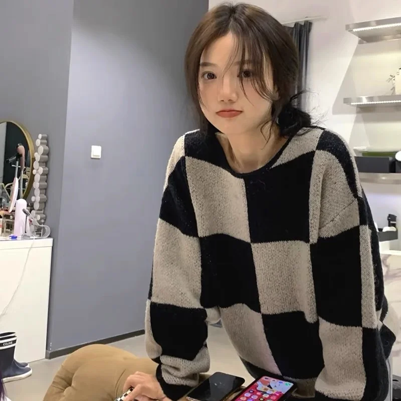 Женский трикотажный свитер с круглым вырезом и длинным рукавом 
Женский трикотажный свитер с круглым вырезом и длинным рукавом