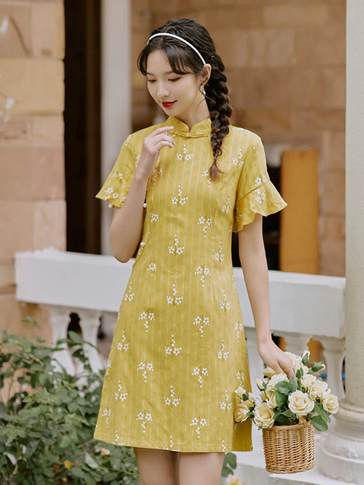 Summer New Style Chinese Style Retro Women's Cheongsam Dress Pastoral Style Young Girl Print Lotus Leaf Sleeve Yellow Dress
Summer New Style Chinese Style Retro Women's Cheongsam Dress Pastoral Style Young Girl Print Lotus Leaf Sleeve Yellow Dress