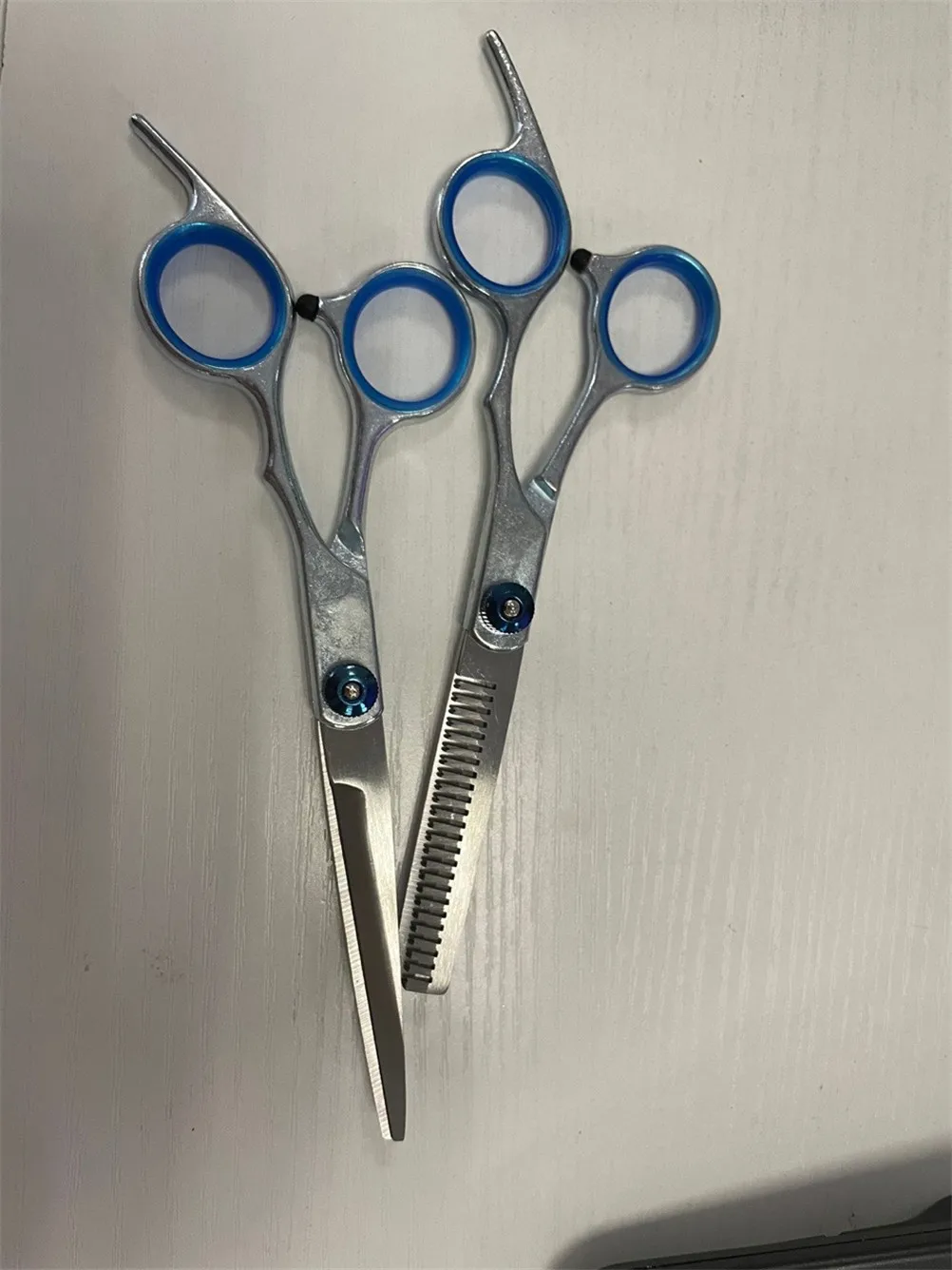 Женская стрижка, старинная модная ручная машинка для стрижки волос с 2 волосами
Женская стрижка, старинная модная ручная машинка для стрижки волос с 2 волосами