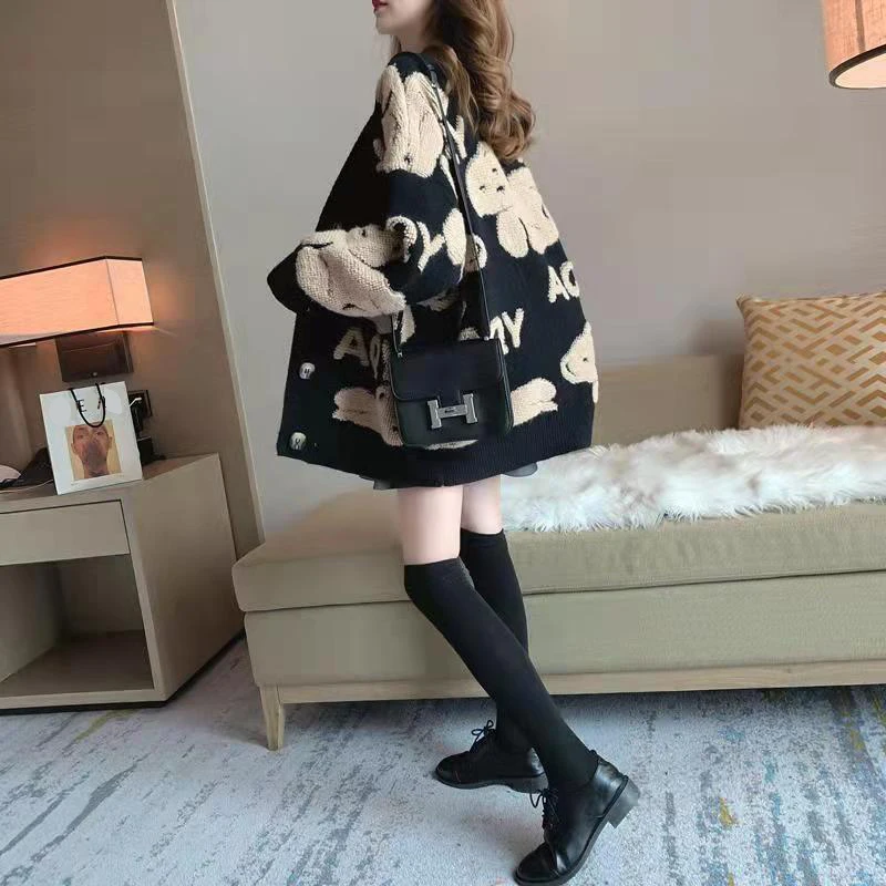 Knit Women Cardigan 2021 Bear Embroidery Korean Fashion Loose Sweater Coat Winter Casual Black Red Warm Elegant Female Tops
Knit Women Cardigan 2021 Bear Embroidery Korean Fashion Loose Sweater Coat Winter Casual Black Red Warm Elegant Female Tops