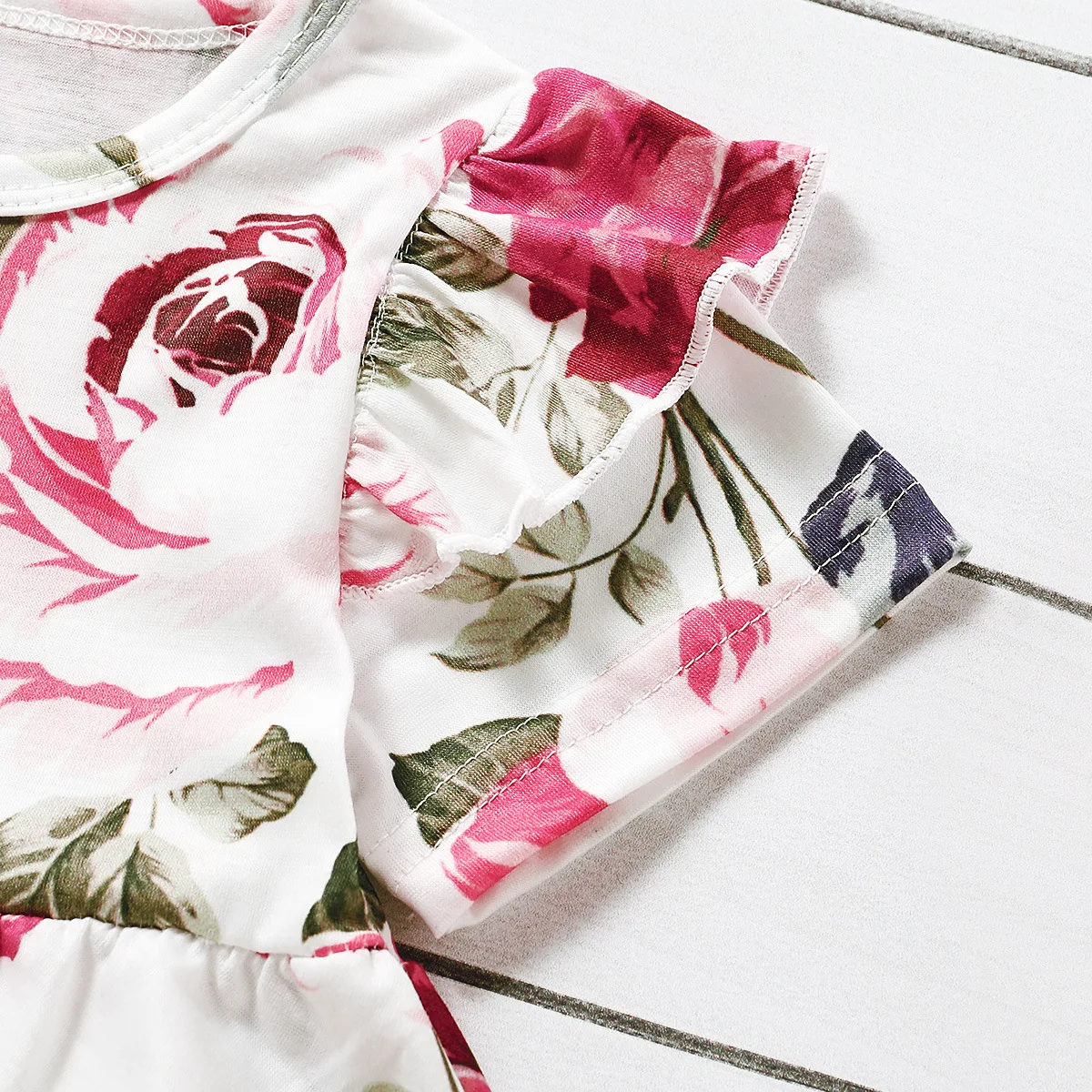 Little Girls 2pcs Outfit Set Summer Short Sleeve Round Neck Rose Pattern Waist Design Loose Top Denim Hollow Short Pants Set
Little Girls 2pcs Outfit Set Summer Short Sleeve Round Neck Rose Pattern Waist Design Loose Top Denim Hollow Short Pants Set