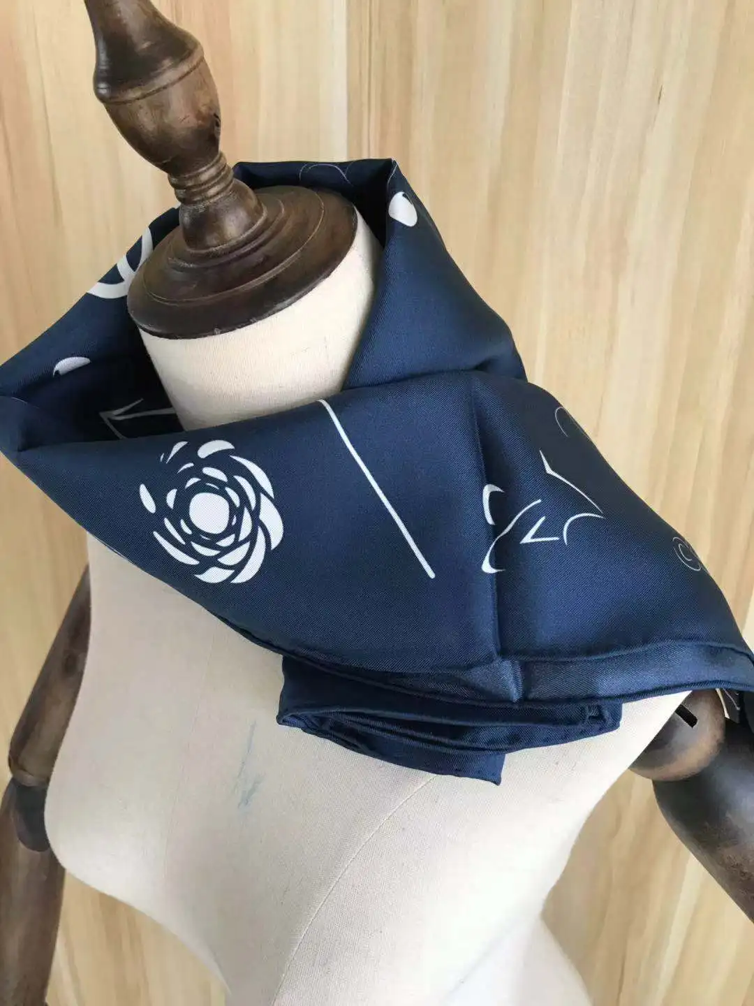 

2021 Новое поступление сезон зима-весна. классический цветочный 100% чистый Шелковый шарф twill ручной работы рулон 90*90 см шаль для женщин леди