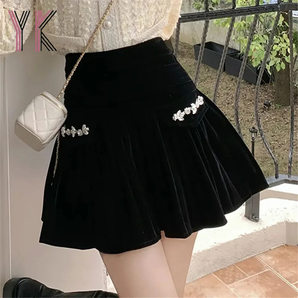 Luxurious Rhinestone Floral Shape Decorate Pleated Mini Skirts Velvet Elegant Aesthetic Black Short Skirts Fairycore A-Line Saia
Luxurious Rhinestone Floral Shape Decorate Pleated Mini Skirts Velvet Elegant Aesthetic Black Short Skirts Fairycore A-Line Saia