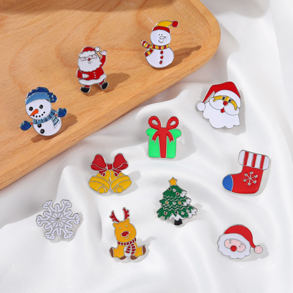 New Arrival Christmas Series Brooch Colorful Cartoon Cute Simple All-match Custom Santa Deer Scarf Hat Brooches Wholesale
New Arrival Christmas Series Brooch Colorful Cartoon Cute Simple All-match Custom Santa Deer Scarf Hat Brooches Wholesale