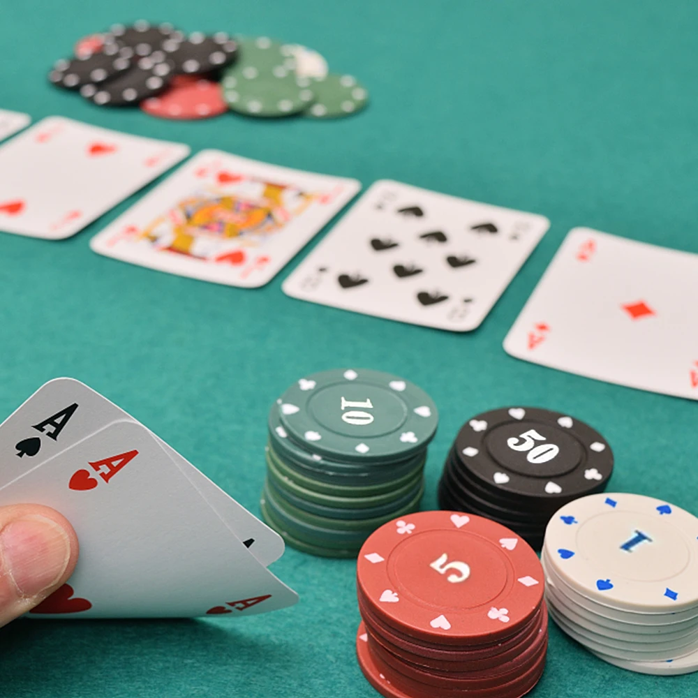 200pcs Texas Hold'em Poker Game Play Set with Table Cloth Chips Rack 2 Poker Cards and Metal Storage Box for Poker Enthusiasts
200pcs Texas Hold'em Poker Game Play Set with Table Cloth Chips Rack 2 Poker Cards and Metal Storage Box for Poker Enthusiasts