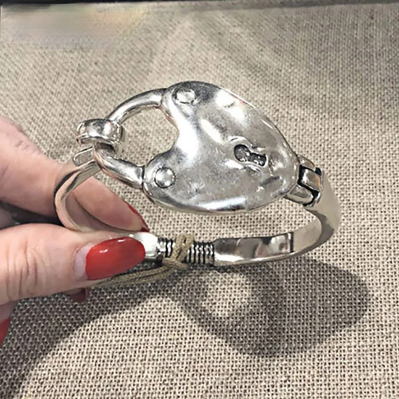 Браслет из серебра 925 пробы с креативным замком
Браслет из серебра 925 пробы с креативным замком