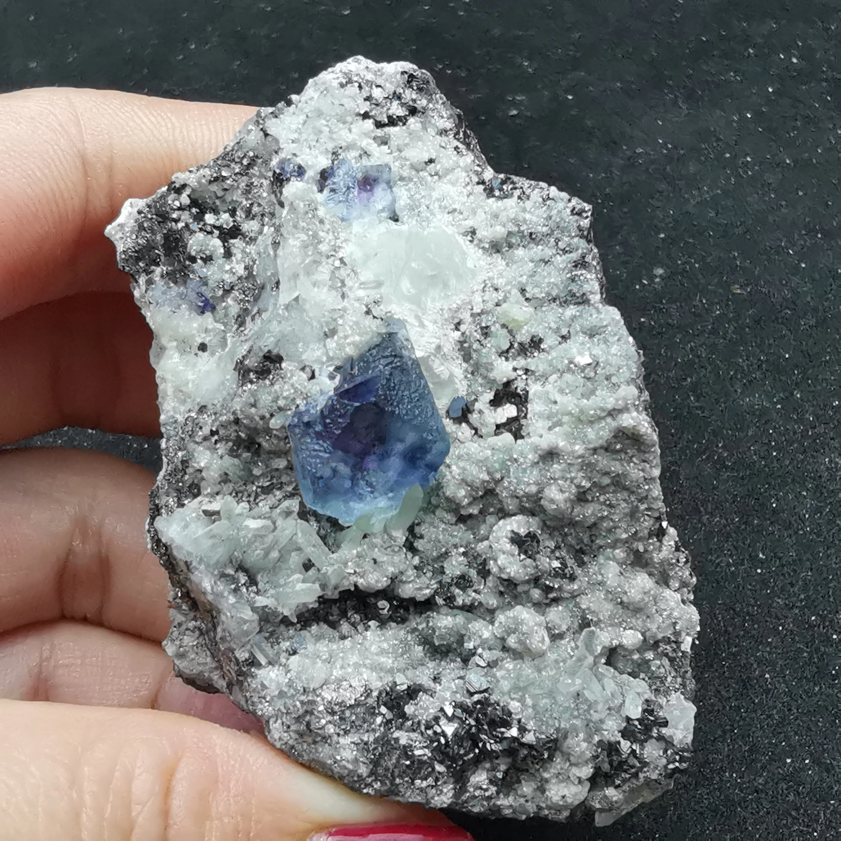 154gNatural purple heart blue fluorite wolframite crystal mica crystal specimen symbiotic healing stone decorative QUARTZ GEM
154gNatural purple heart blue fluorite wolframite crystal mica crystal specimen symbiotic healing stone decorative QUARTZ GEM