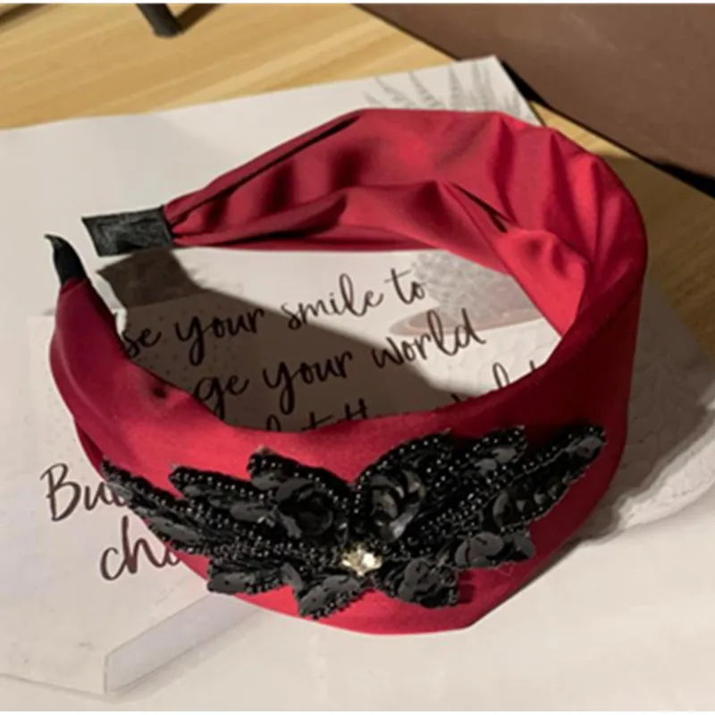 Однотонная атласная широкая простая повязка на голову с блестками Украшенные женские аксессуары для волос повязка для волос с боковыми бус... 
Однотонная атласная широкая простая повязка на голову с блестками Украшенные женские аксессуары для волос повязка для волос с боковыми бус...