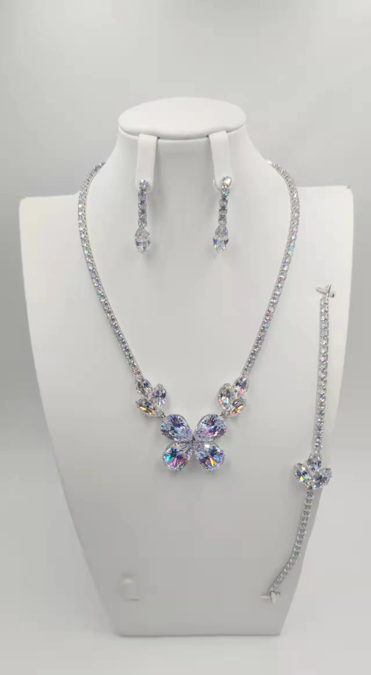 European INS cold wind luxury zircon splice back necklace bracelet set titanium steel plated 18K gold jewelry head
European INS cold wind luxury zircon splice back necklace bracelet set titanium steel plated 18K gold jewelry head