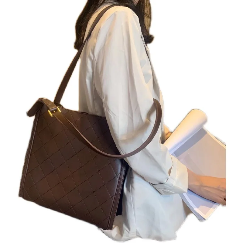 Tote bag women's large capacity commuter niche design bucket bag bag 2021 new trendy shoulder bag fashion all-match
Tote bag women's large capacity commuter niche design bucket bag bag 2021 new trendy shoulder bag fashion all-match