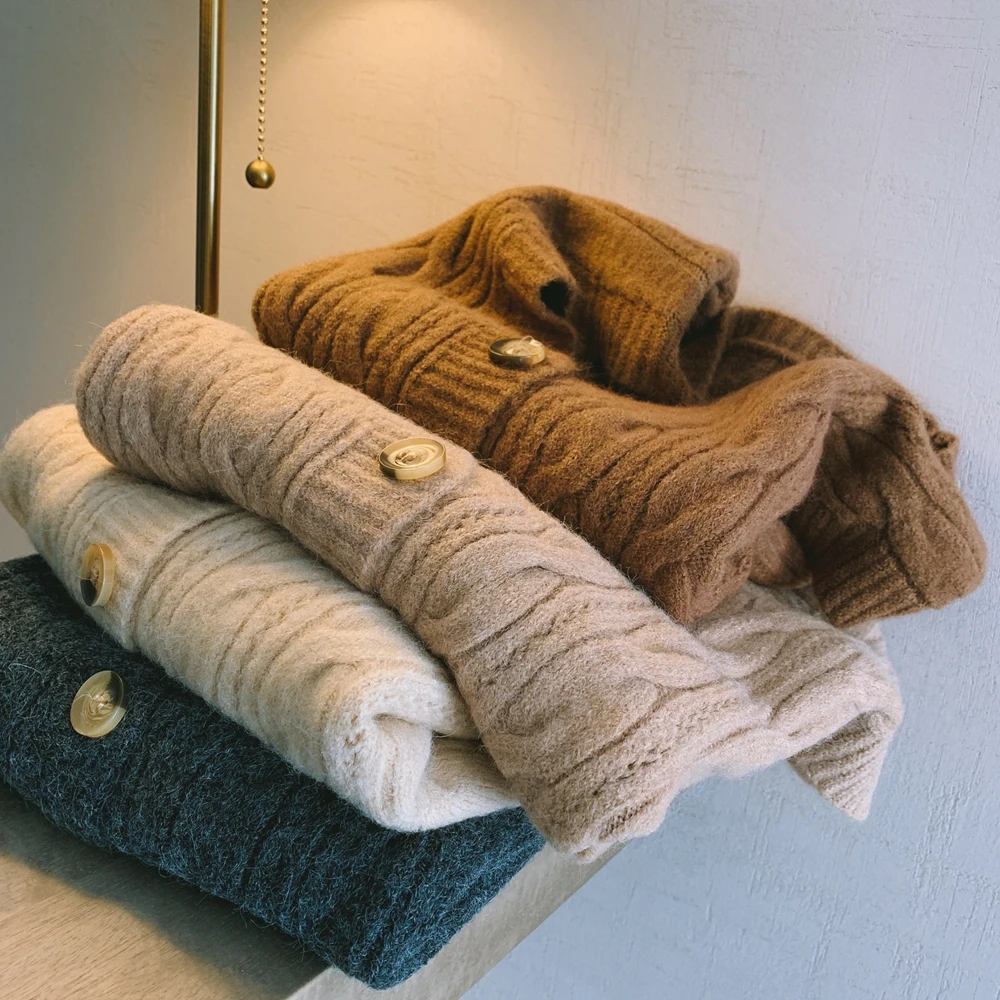U. Me Customization. Horn Buckle Cardigan Linen Flower Color Cable Knitting V-neck All-match Knitted Sweater Vest Cardigan
U. Me Customization. Horn Buckle Cardigan Linen Flower Color Cable Knitting V-neck All-match Knitted Sweater Vest Cardigan