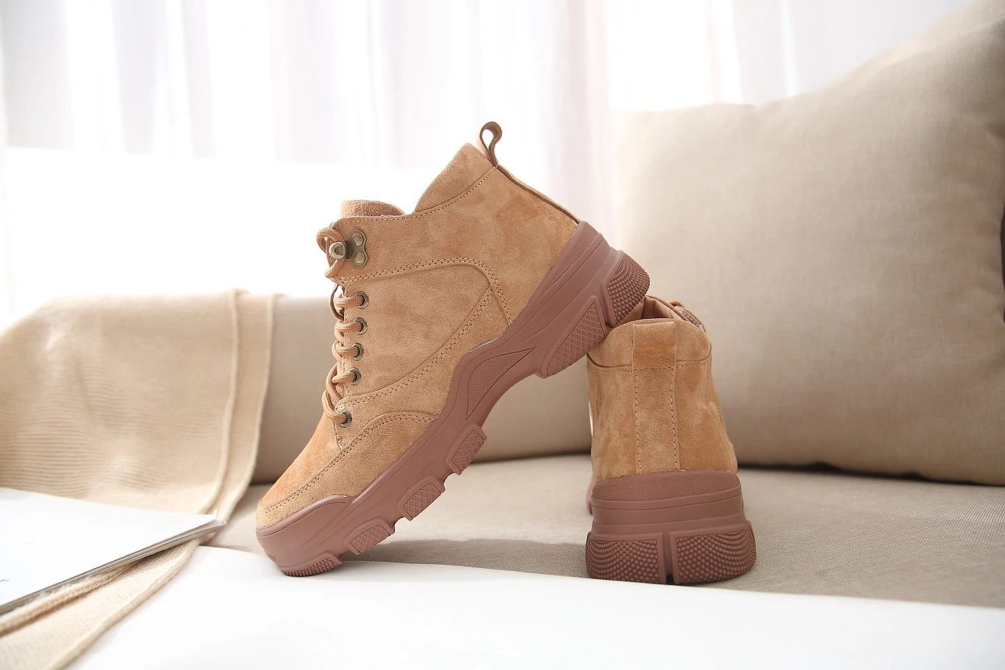 Pig Suede Wool Lining Woman Winter Sneakers Lace-Up Comfortable Metal Decor Warm Sports Shoes 2021 New Arrive Light Brown Black
Pig Suede Wool Lining Woman Winter Sneakers Lace-Up Comfortable Metal Decor Warm Sports Shoes 2021 New Arrive Light Brown Black