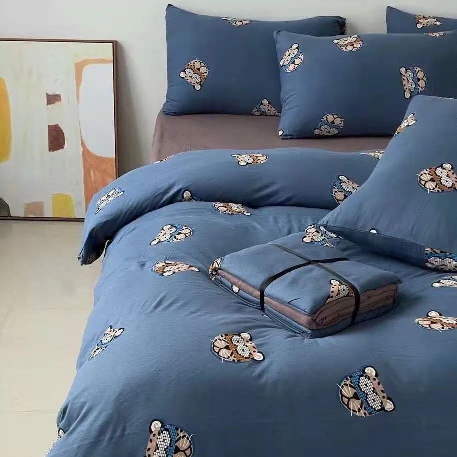 Top-Grade Hot-Selling 100% Cotton Printing Sheets, Duvet Covers, Pillowcases, Bedding, Various Four-Piece Fitted Sheet
Top-Grade Hot-Selling 100% Cotton Printing Sheets, Duvet Covers, Pillowcases, Bedding, Various Four-Piece Fitted Sheet