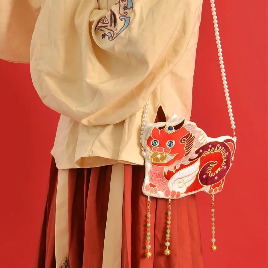 Handmade Hanfu Bag Antiquity Handbag Cute Women Special-Shaped Messenger bag Fashion Tiger Embroidery Plush Tassel Shoulder bags
Handmade Hanfu Bag Antiquity Handbag Cute Women Special-Shaped Messenger bag Fashion Tiger Embroidery Plush Tassel Shoulder bags