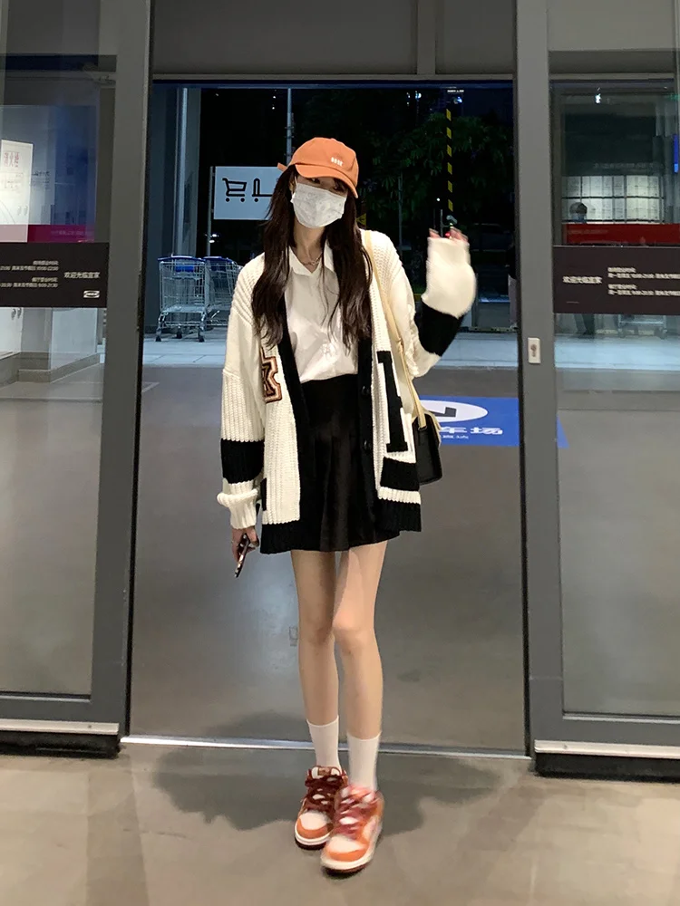 Knitted Cardigan Women College Style Sweater Cardigan Lazy Style 2021 Early Autumn Korean Black and White Loose Coat Set
Knitted Cardigan Women College Style Sweater Cardigan Lazy Style 2021 Early Autumn Korean Black and White Loose Coat Set