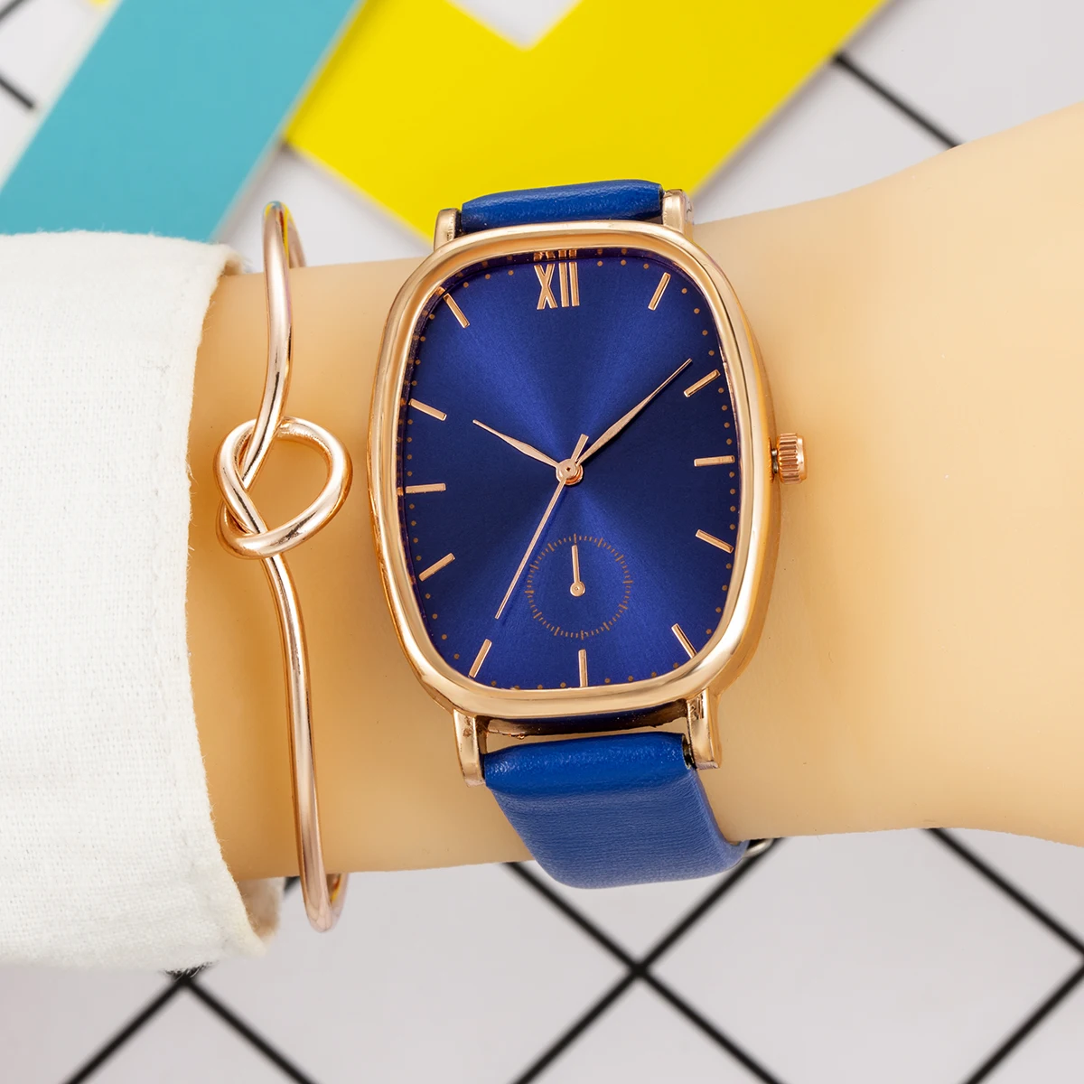 Clothing Accessories Montre Femme Fashionable Wine Barrel Shape Simple Double pointer Dial Leather Strap Women's Quartz Watch
Clothing Accessories Montre Femme Fashionable Wine Barrel Shape Simple Double pointer Dial Leather Strap Women's Quartz Watch