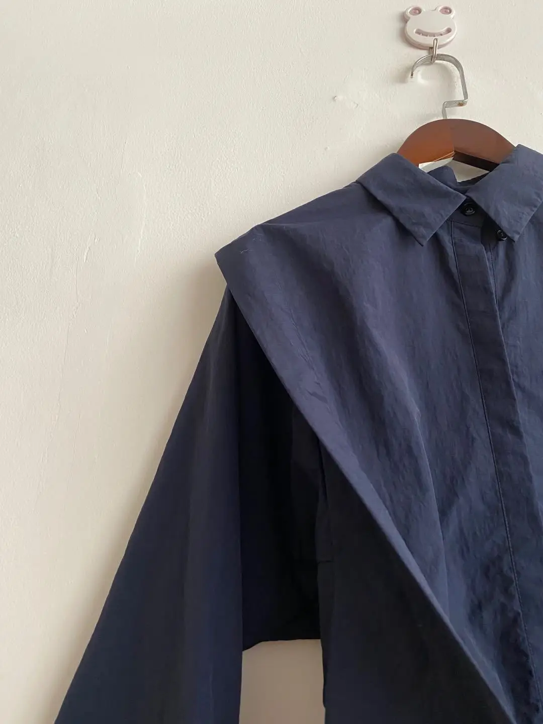 2020 Autumn and Winter New Solid Color Wide Shoulder Stitching Fashionable Loose Shirt Women
2020 Autumn and Winter New Solid Color Wide Shoulder Stitching Fashionable Loose Shirt Women