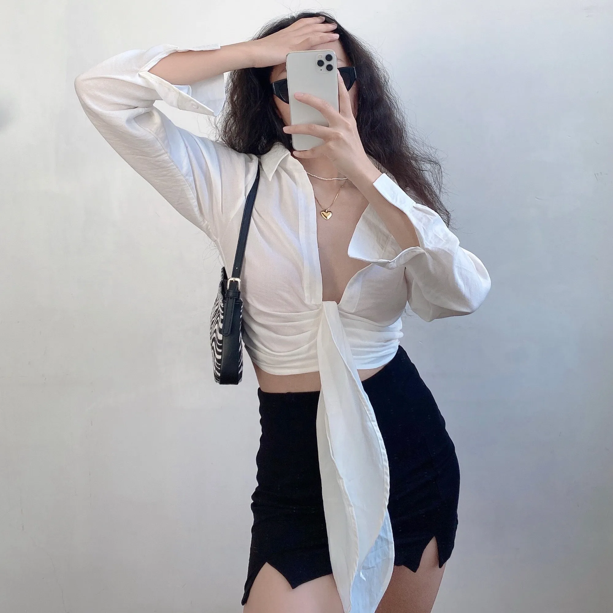 French Retro Lace Up White Long Sleeve Shirt Women's Fashionable Sexy V-neck Shirt Short Top
French Retro Lace Up White Long Sleeve Shirt Women's Fashionable Sexy V-neck Shirt Short Top