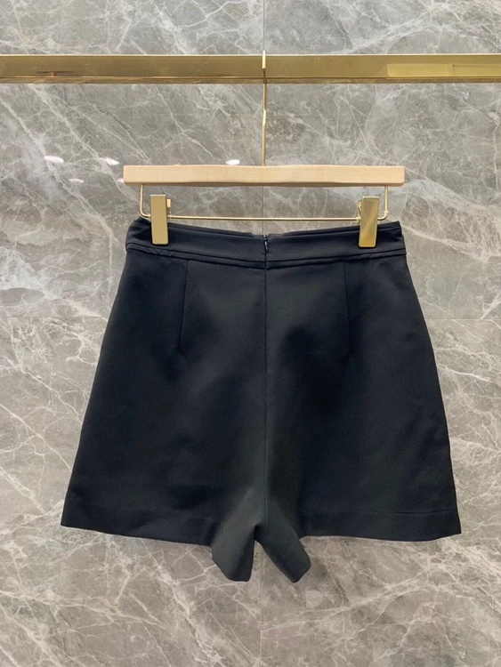 2020 autumn and winter new women's symmetrical beaded belt decoration solid color all-match casual shorts 1226
2020 autumn and winter new women's symmetrical beaded belt decoration solid color all-match casual shorts 1226