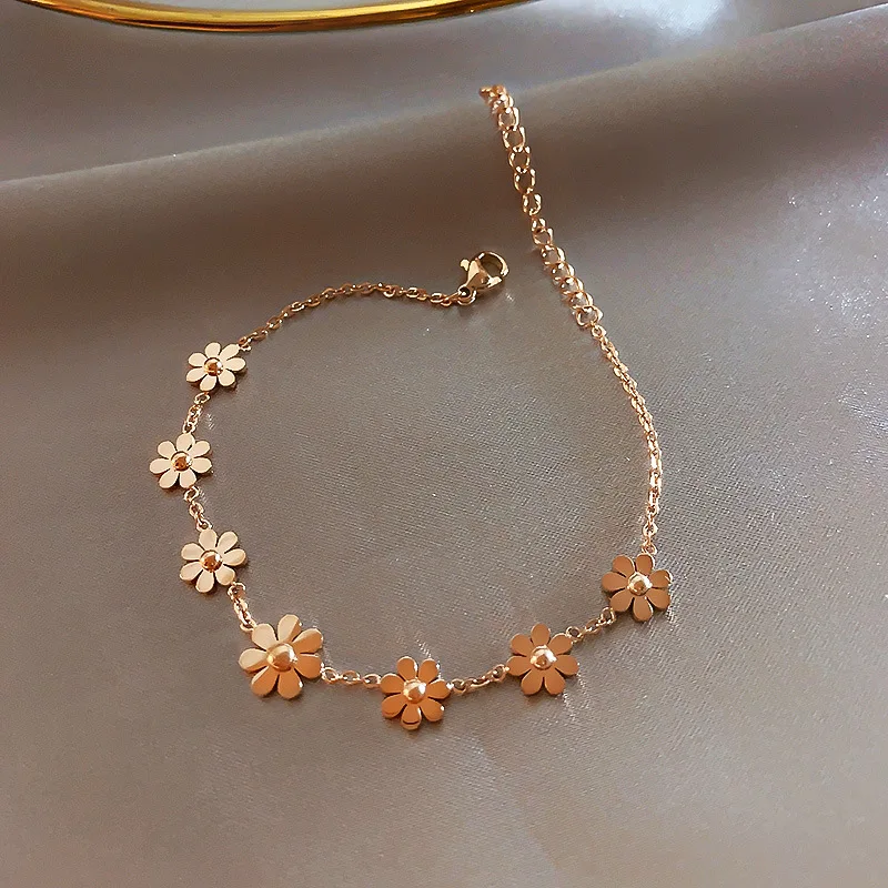 Daisy Bracelet Ins Niche Design Simple Small Petal Titanium Steel Girlfriends Sisters Female Students Net Red Temperame
Daisy Bracelet Ins Niche Design Simple Small Petal Titanium Steel Girlfriends Sisters Female Students Net Red Temperame