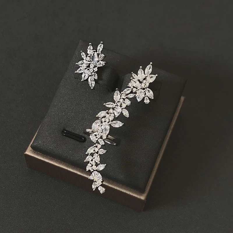 S925 sterling silver spark line earrings earrings light luxury high-end retro jewelry Valentine's day gift birthday
S925 sterling silver spark line earrings earrings light luxury high-end retro jewelry Valentine's day gift birthday