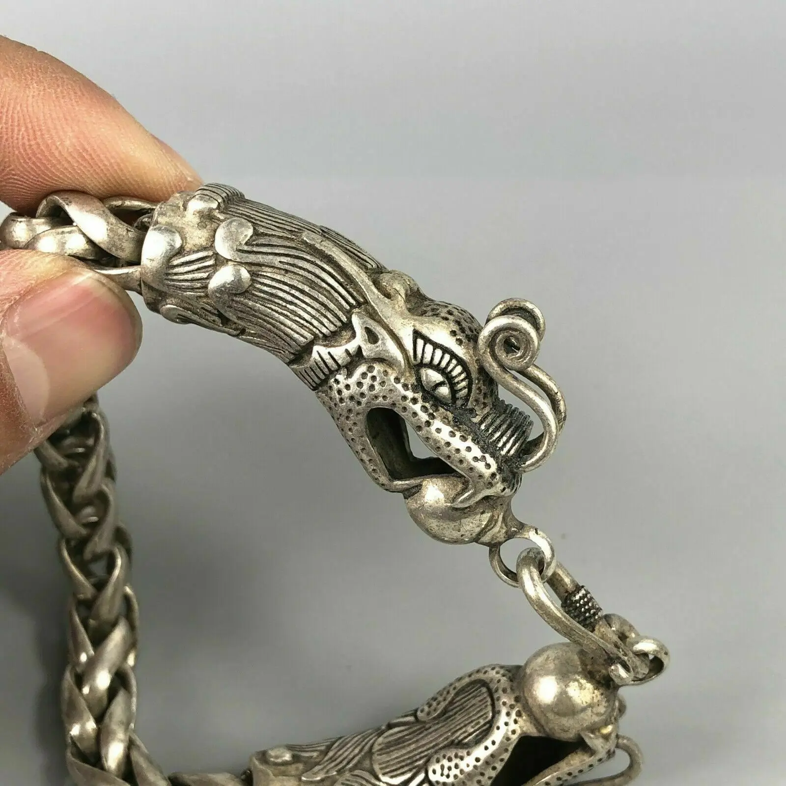 Exquisite Chinese Rare Collectible Tibet Silver Handwork Dragon Amulet Bracelet
Exquisite Chinese Rare Collectible Tibet Silver Handwork Dragon Amulet Bracelet