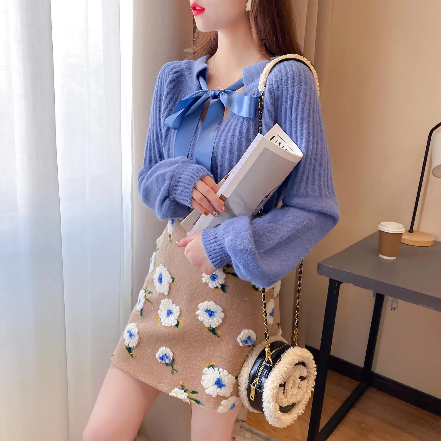 French tender wind and fresh sweet bowknot belt sweater jacquard woolen cloth bust skirt suits
French tender wind and fresh sweet bowknot belt sweater jacquard woolen cloth bust skirt suits
