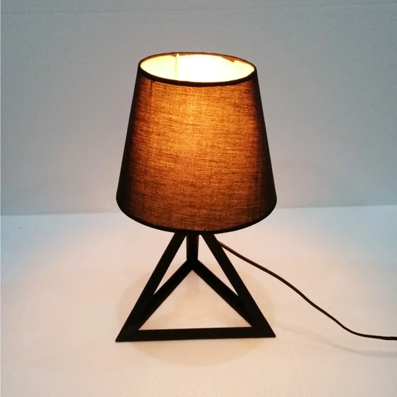Настольная лампа в современном стиле, простой американский учебный модный треугольный железный светильник для гостиной, спальни, прикрова...
Настольная лампа в современном стиле, простой американский учебный модный треугольный железный светильник для гостиной, спальни, прикрова...