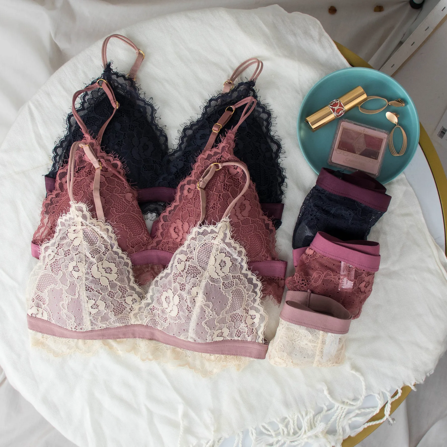 Lace Sexy Lingerie Wireless Bra For Women Summer Fashion Soft Push Up Brassiere Underwear Female Solid ABC Cup Bras Intimates
Lace Sexy Lingerie Wireless Bra For Women Summer Fashion Soft Push Up Brassiere Underwear Female Solid ABC Cup Bras Intimates