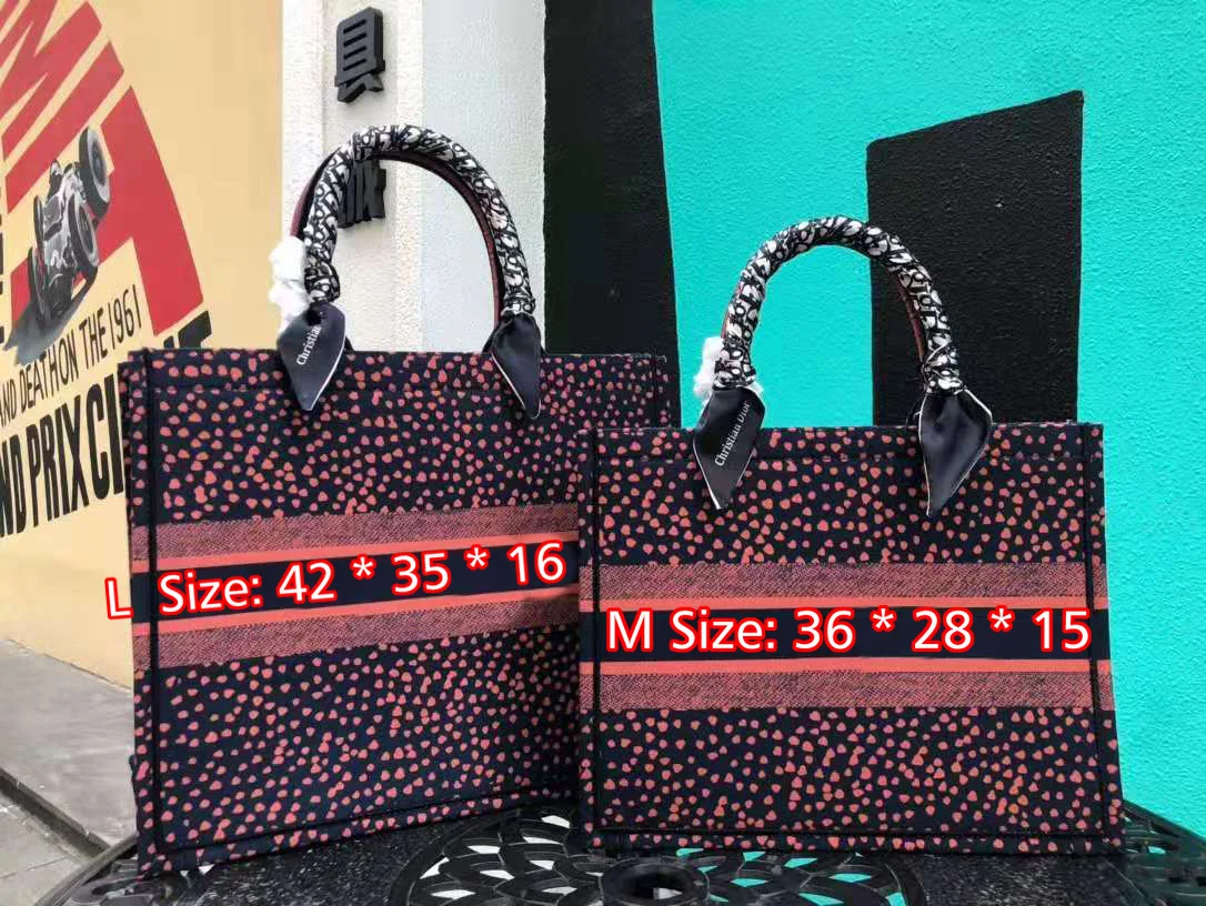 Luxury Brand. The Latest Fashion Show Style Shopping Bag Will be Launched In Early Spring 2021 With Printed Scarf. Striped Women
Luxury Brand. The Latest Fashion Show Style Shopping Bag Will be Launched In Early Spring 2021 With Printed Scarf. Striped Women