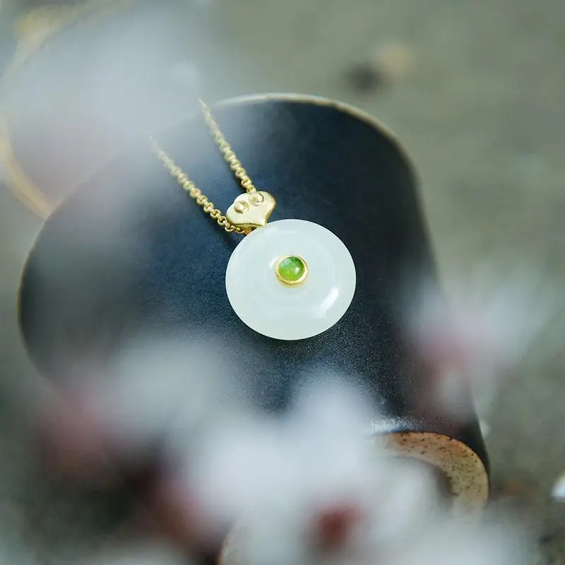 Natural Hetian Jade Peace Buckle White Jade S925 Sterling Silver Pendant round Jade Necklace Vintage Gilding Craft Necklace
Natural Hetian Jade Peace Buckle White Jade S925 Sterling Silver Pendant round Jade Necklace Vintage Gilding Craft Necklace