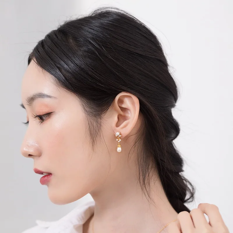 S925 sterling silver light luxury vintage lace flower vine pearl earrings 9K gold-plated shell beads drop gall earrings
S925 sterling silver light luxury vintage lace flower vine pearl earrings 9K gold-plated shell beads drop gall earrings