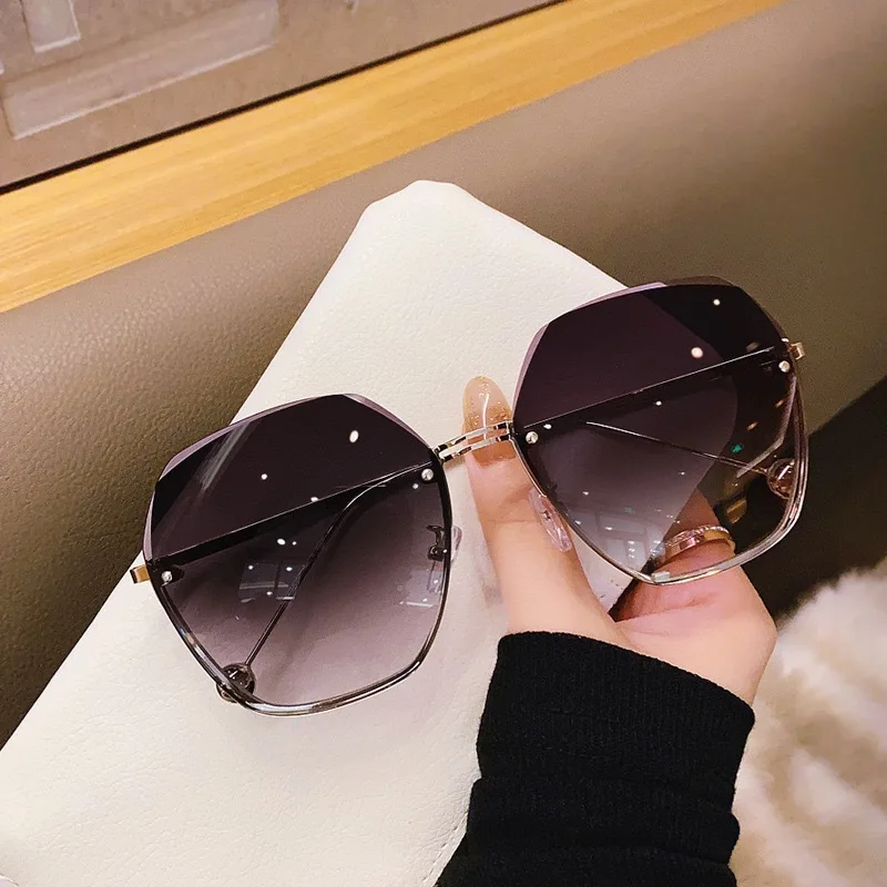Fashion Rimless Sunglasses Women Vintage Classic Designer Sunglasses Female Metal Polygon Glasses Blue Pink Sunglasses UV400
Fashion Rimless Sunglasses Women Vintage Classic Designer Sunglasses Female Metal Polygon Glasses Blue Pink Sunglasses UV400