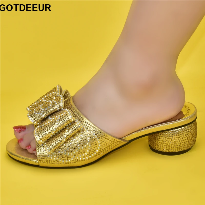 2021 Fashion Women Ladies Dress Shoes Italian Women Wedding Shoes Decorated with Rhinestone Shoes for Women Sandals Party Pumps
2021 Fashion Women Ladies Dress Shoes Italian Women Wedding Shoes Decorated with Rhinestone Shoes for Women Sandals Party Pumps