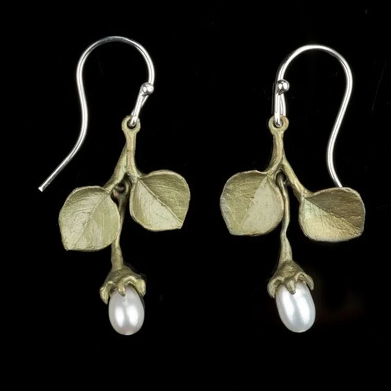 Серьги-подвески женские золотистые с жемчугом и листьями 
Серьги-подвески женские золотистые с жемчугом и листьями