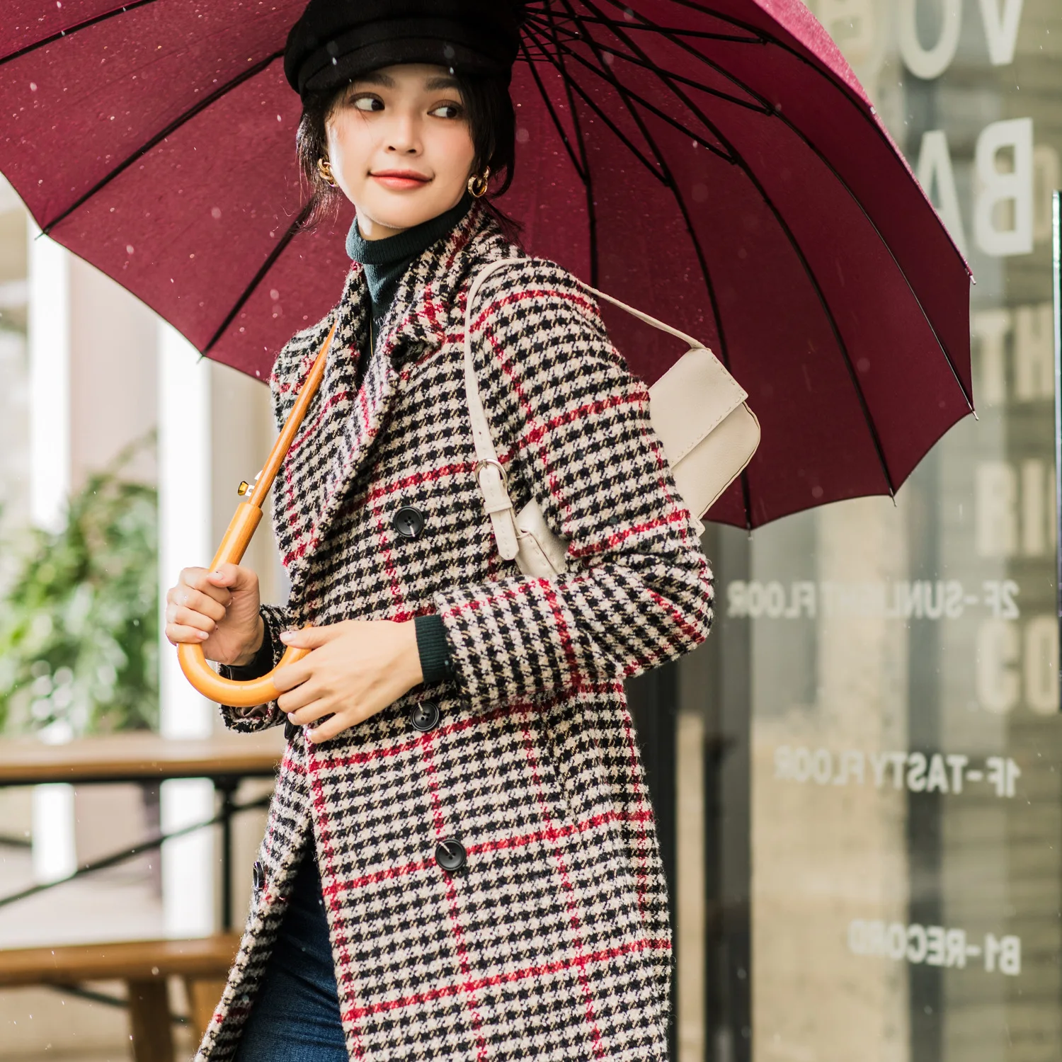 Women Red British Plaid Coat Long Wool Coat Winter Warm Korean Woolen Coat Ladies Double Breasted Coats Slim za Vintage Overcoat
Women Red British Plaid Coat Long Wool Coat Winter Warm Korean Woolen Coat Ladies Double Breasted Coats Slim za Vintage Overcoat
