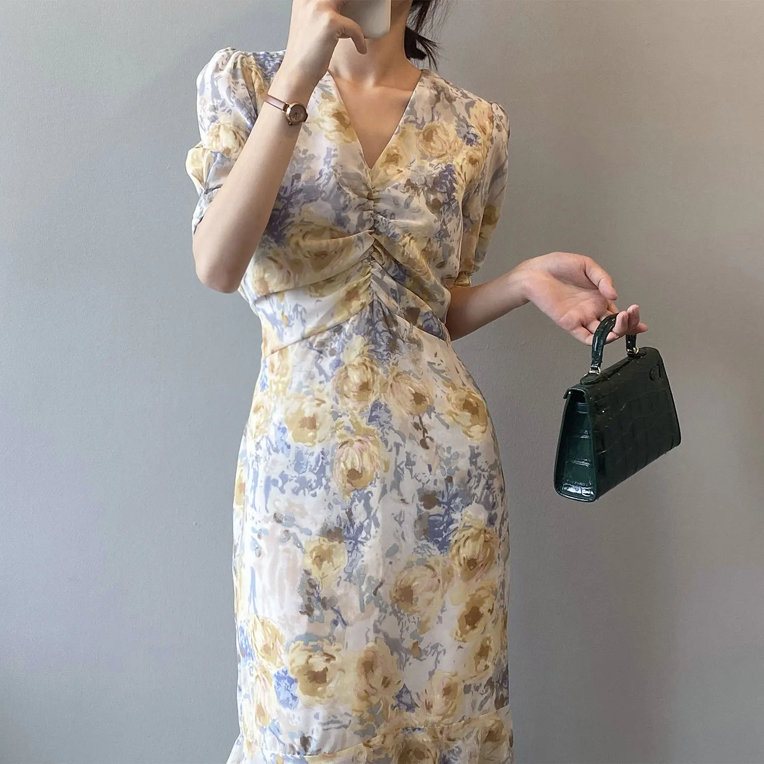 V-neck Dress Female Summer New Style French Retro Temperament Waist Floral Tea Break Skirt Dresses for Women Cheongsam Dress
V-neck Dress Female Summer New Style French Retro Temperament Waist Floral Tea Break Skirt Dresses for Women Cheongsam Dress