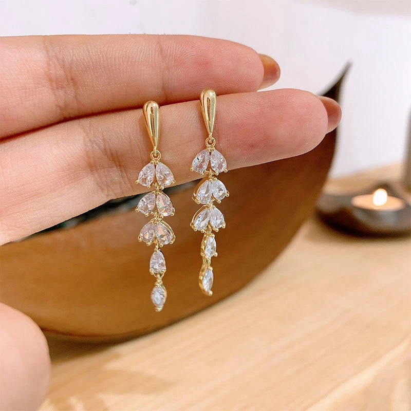 Silver Needle High-quality Crystal Tassel Leaf Earrings Female Niche Long Fashion Earrings Wild Earrings
Silver Needle High-quality Crystal Tassel Leaf Earrings Female Niche Long Fashion Earrings Wild Earrings