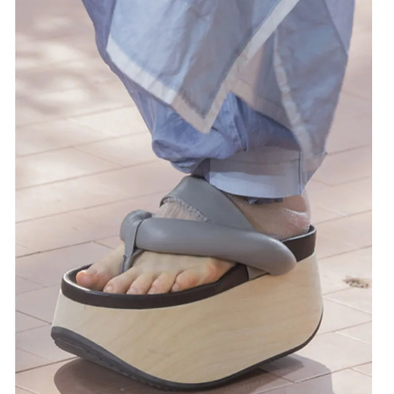 Japanese Style Clog Shoes Woman Thick Sole Flip Flops Sandals Women Leather Summer Runway Shoes Ladies Platform Slippers
Japanese Style Clog Shoes Woman Thick Sole Flip Flops Sandals Women Leather Summer Runway Shoes Ladies Platform Slippers