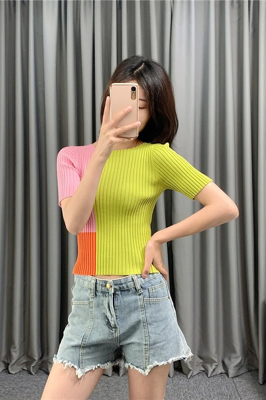 Color matching shows thin thin knitted short sleeve T-shirt for women's slim fit
Color matching shows thin thin knitted short sleeve T-shirt for women's slim fit